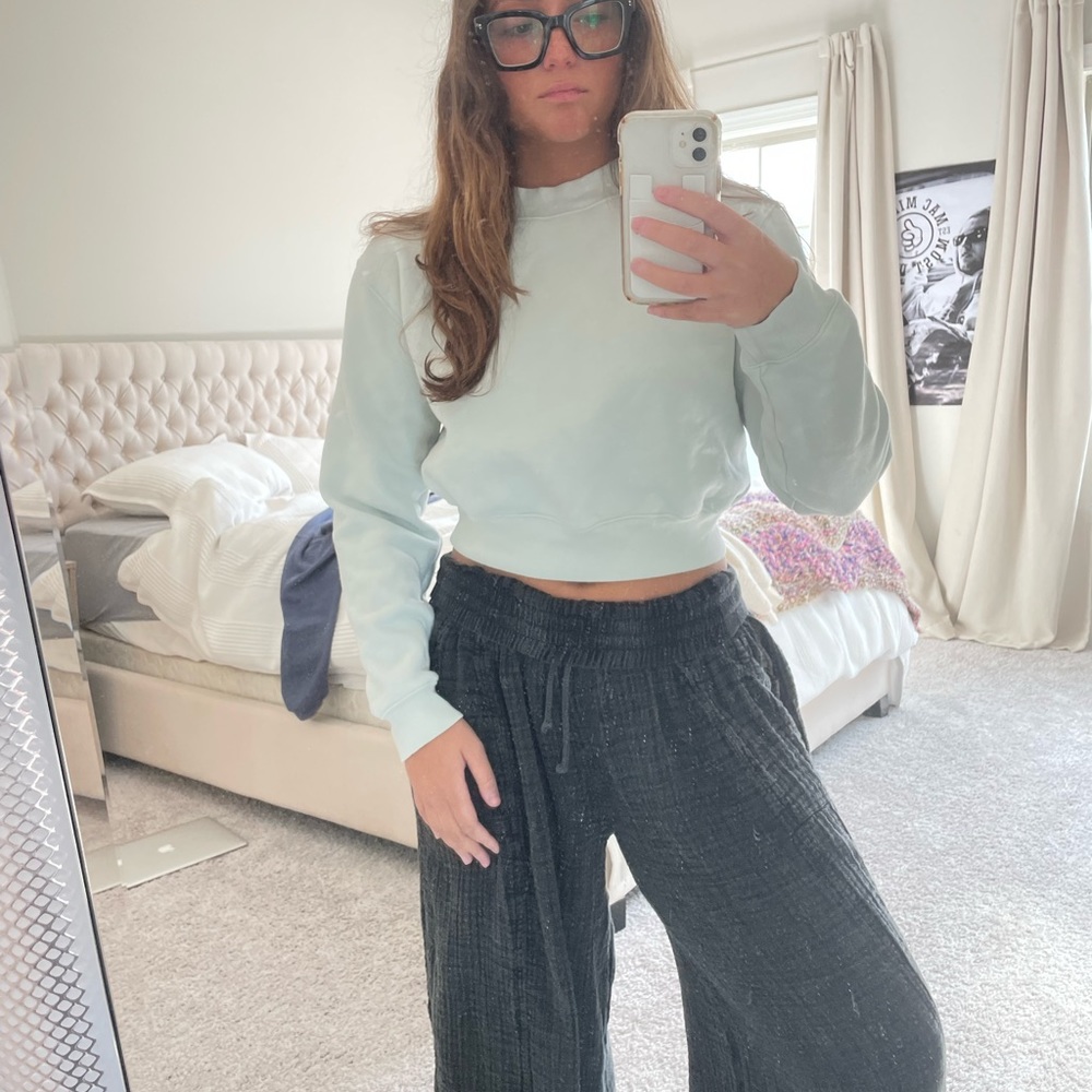Aritzia TNA Cozy Fleece Perfect Crew Neck Cropped